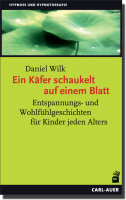 Ein Käfer schaukelt auf einem Blatt